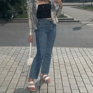 Weekday, Rowe Extra High Straight Jeans - Säljer nu mina favorit jeans i världens finaste blå jeansfärg då jag vuxit ut dom😭 Från weekday i modellen ”row”. Fint skick! Frakt betalas av köparen💞 