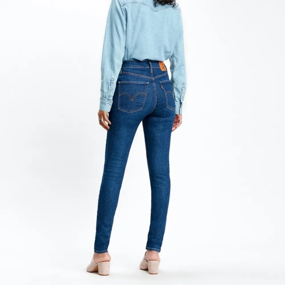 Blåa Levis jeans i storlek 26/32. Använda men i fint skick. Passar 34 och skulle gissa på 36 också. Köpta för 1199kr och Säljer för 200kr . Jeans & Byxor.