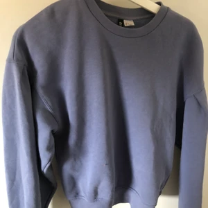 Lila sweatshirt - Lila sweatshirt, strl S. Nyligen inköpt men inte riktigt min stil. Frakt tillkommer!