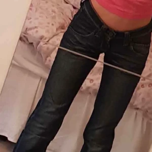 Lågmidjade bootcut - Nu säljer jag vidare dessa snygga jeans jag köpt här på Plick. Endast testade en gån när jag insåg att dom var för stora för mig. Sjukt snygga och önskade att dom passade mig. Hör av dig om du är intresserad om fler hör av sig blir det budgivning 
