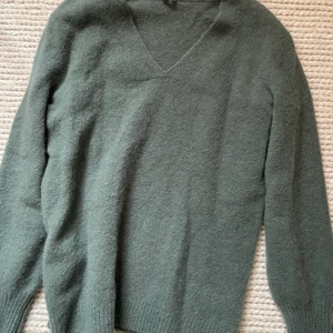 Arket stickad tröja  - En alpaca merino stickad tröja i superfint skick. Knappt använd, från Arket. Är oversized så passar XS-M beroende på hur man vill att den ska sitta! 
