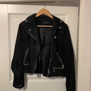 Mocka-jacka - En fin mocka jacka från Vero Moda i storlek M som är sparsamt använd. Nypris - 1099 kr