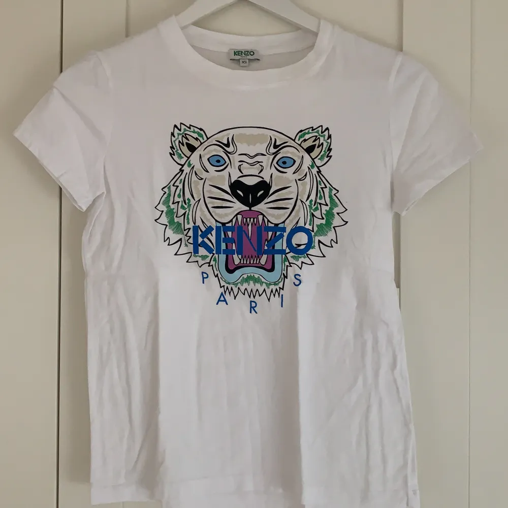 Nästan helt oanvänd Kenzo t-shirt. Superfin men kommer tyvärr aldrig till användning därav i mycket gott skick. . T-shirts.