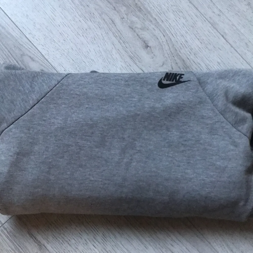 Nike hoodie med högre krage. Bra skick, nästan aldrig använd. Står för 13-15 åringar men den passar den med stl  XS-S. Hoodies.