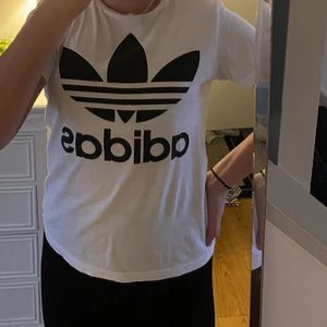 Vit adidas T-shirt - En vit adidas T-shirt som är mycket sparsamt använd och är i nyskick. Ja säljer pga att den inte är min stil längre tyvärr. Köpt på Adidas butik i Mall of Skandinavia för 199kr Köparen står för frakt (45kr) Storlek: Medium barnstorlek (motsvarar xs)