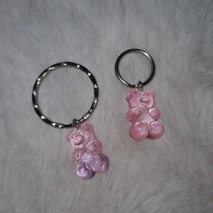 Nyckelringar  - Nyckelringar med en björn, 12kr för stora och 7kr för lilla🧸