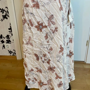 Omlott blommig kjol - Oanvänd omlott kjol