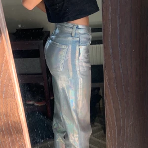 Slutsålda zara jeans - Mina favoritjeans som jag tyvärr måste säga hejdå till, så coola och storlek 34 (har vikt upp i benen så passar någon längre än mig som är 169, annars går det fint att klippa av!)🥰 skriv till mig om ni har frågor eller vill ha mer bilder🙌🏽 BUDGIVNINGEN AVSLUTAS IDAG KL 20.00