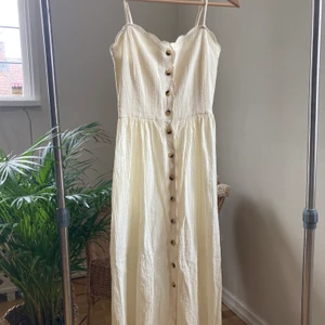 Klänning från H&M strl 36 - Ljusgul klänning som köptes för två år sedan, använts enbart ett fåtal gånger. Är inte hellång utan slutar ungefär på mitten av vaden på mig som är 169 lång. Är i bra skick! Lite genomskinlig. Axelbanden är reglerbara :)