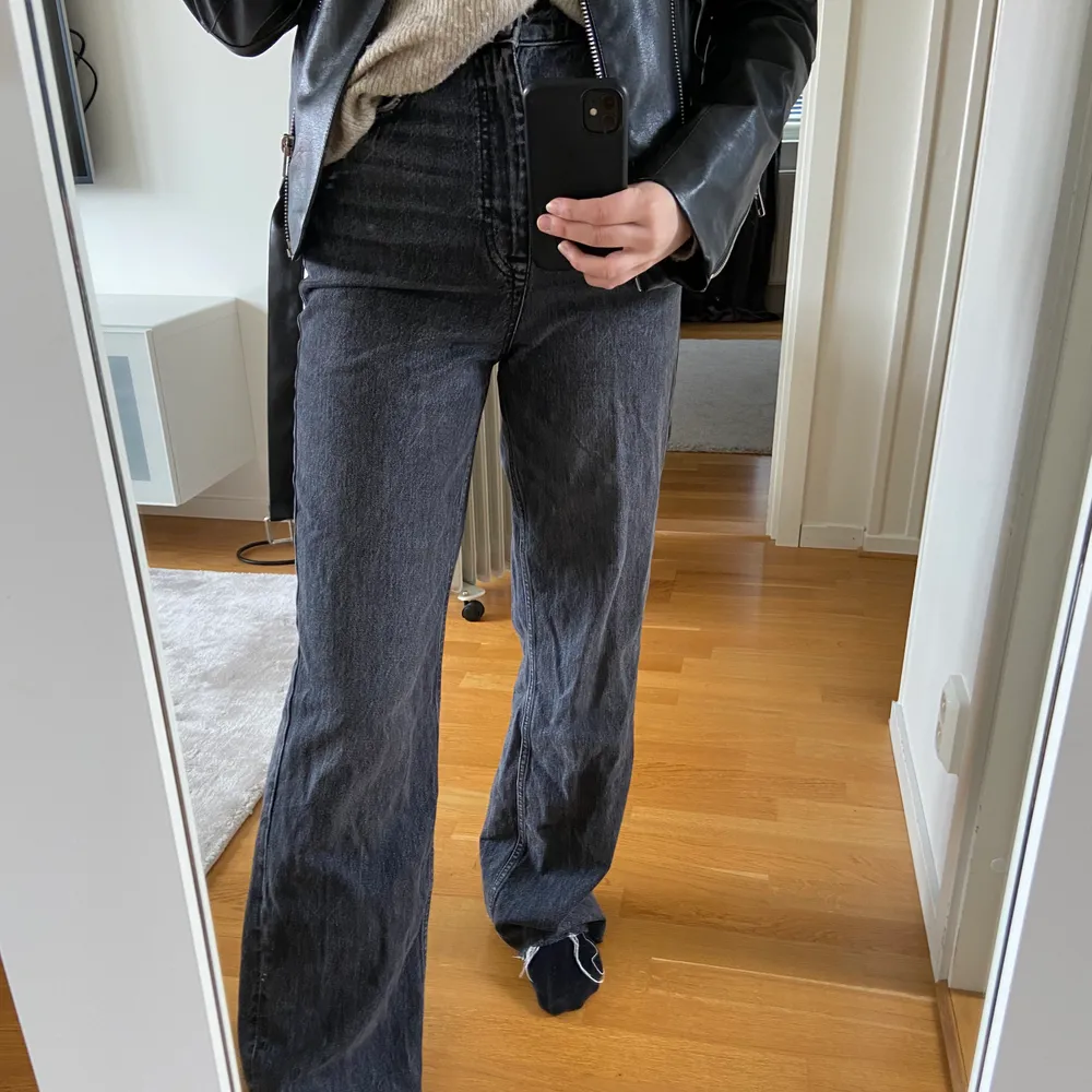 Raka jeans från zara i storlek 36. Jag är 1,64 och jeansen är något långa på mig. Använda väldigt fåtal gånger. Jeans & Byxor.