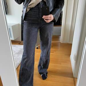 Raka jeans från zara i storlek 36. Jag är 1,64 och jeansen är något långa på mig. Använda väldigt fåtal gånger