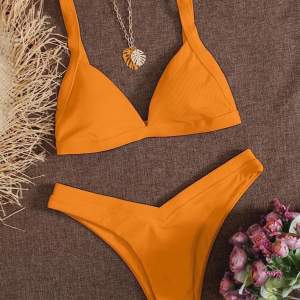 Fin orange bikini i storlek S, aldrig använd men säljer då den är för stor 