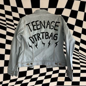 Costume jeans jacket - Lightwashed jeans jacket med skiitwnygg fitt. Gjorde en lite tribut till y2k bangern ’Teenage Dirtbag’ med Wheatus. Målad med textilfärg och perfekt till våren/ sommaren. Matchar literally med ALLT.  