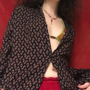 mönstrad skjorta - trevlig skjorta mönstrad i brunt och svart, kan bäras ensam eller med något under eller hur man nu vill! superfin och i ett mjukt, behagligt material. funkar att ha vid en massa olika tillfällen!💝🍒 (kan mötas upp i malmö-lund-regionen, annars tillkommer frakt🦝)