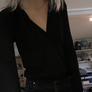 Tunn tröja zara - Tunn tröja från zara. Har en liten krage och knappar