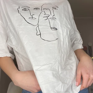Super fin t - shirt  - En super fin t - shirt från monki med jätte coolt tryck i storlek S men funkar i dem flesta storlekarna beroende på hur man vill att dem ska sitta! Säljer pga inte riktigt min stil och kommer inte till så stor användning.