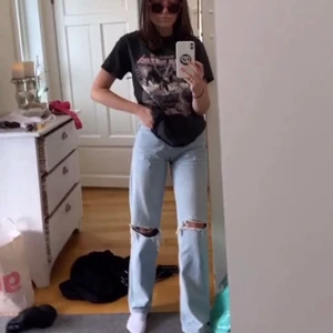 90s high waist raka jeans Gina Tricot - Väldigt populära och snygga jeans från Gina Tricot som inte längre används då de är för små. Storlek 34. Köptes nya för 599 säljer för 200 + frakt. Pris går att diskuteras vid snab affär!:) Spårbar frakt!