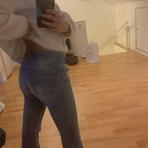 Grymt sköna och snygga lågmidjade blå lee bootcut jeans med grym passform som sitter toppen i rumpan och knäna. Nypris 9999kr men budas från 90kr+frakt eller köp direkt för 150kr+frakt💞