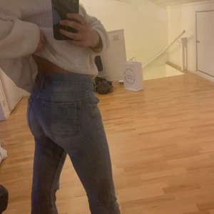  lågmidjade lee bootcut jeans - Grymt sköna och snygga lågmidjade blå lee bootcut jeans med grym passform som sitter toppen i rumpan och knäna. Nypris 9999kr men budas från 90kr+frakt eller köp direkt för 150kr+frakt💞