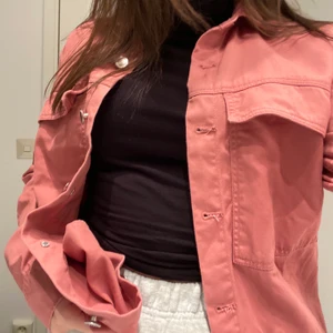 Skjort ”jacka” - Superfin skjorta från Hm som går att använda som en tunn jacka på våren/sommaren. Använd ca 2 ggr. Kommentera för frågor och skriv för fler bilder💕 Pris går alltid att diskutera men frakten ingår ej!🦋