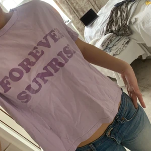 2ndday t-shirt, strl s - Lite bredare och kortare t-stirt i lila, sjukt skön och snygg! Knappt använd. Köptes för 450kr