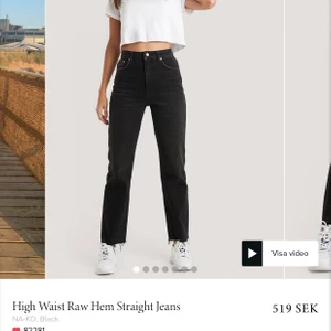 high waist raw hem straight jeans - säljer dessa bästsäljande jeans från nakd💖 mina favvisar sitter supersnyggt i rumpan o är raka i benen. använda ca 10 gånger. nypris för dessa är 519kr. Frakt 66kr tillkommer