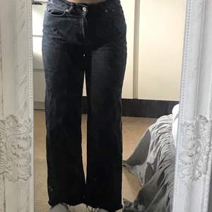 Svarta vida jeans med slitningar längst nere.     Passar en kortare person då jag är 1,55.                              Från lager 157 i storlek S. Säljer pga förstora.  Orginalpris: 300kr säljer för: 60kr