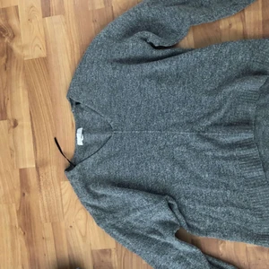 Tröja  - Hjälper en kompis att bli av med lite kläder