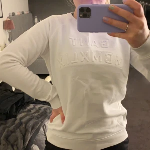 Gant tröja  - En vit gant tröja i storlek xs, lite sönder på nedre kanten men annars är den hel och i fint skick. 100kr men kan diskuteras, budgivning i kommentarerna vid flera intressen!💗