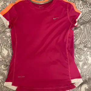 Träningströja från Nike med vita och orangea detaljer, bra skick och sitter fint. Strl xs/s. Frakt tillkommer och hör av dig vid frågor 💕