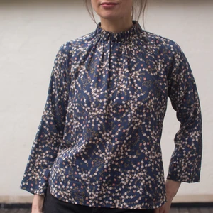 Söt Retro blus från Bric a brac Stockholm XS-S - Från kollektionen 2018. Mjuk viskose, fint skick. Nypris var 980kr