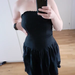 Svart axellös bomullklänning  - Den här fodrade bommulsklänningen är såå fin! Har mycket stadga vilket iaf på mig plattar till magen och trycker upp behagen. Tyvärr kan jag inte stänga den längre. Förmodligen lite ljusare än ny.