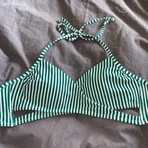 Bikiniöverdel  - Säljer nu min grön/vit randiga bikiniöverdel från bikbok. Köpte den för ett år sen men aldrig använt den. Storlek M. Köparen står för frakten🤍