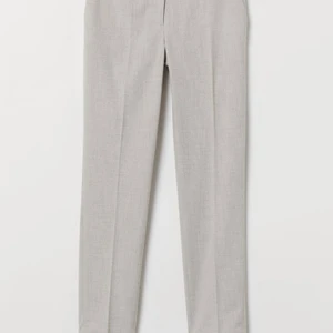 Kostymbyxor  - Superfina kostymbyxor från hm i storlek 36. Färgen på byxorna syns tydligare på bild 2. Köparen står för frakten 🥰 priset är exklusive spårbar frakt