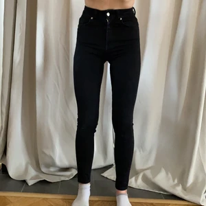 NA-KD svarta jeans - Säljer dessa snygga jeansen pågrund av att de bara legat i min garderob eftersom jag inte brukar använda svart jeans.  Andvända ca 2-3 gånger. Köparen står för frakt :) 