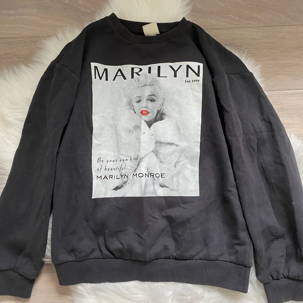 Denna mörkgråa/svarta sweatshirt har ett tryck med Marilyn Monroe på, den är super bekväm och mjuk på insida. Älskar🖤✨. Hoodies.