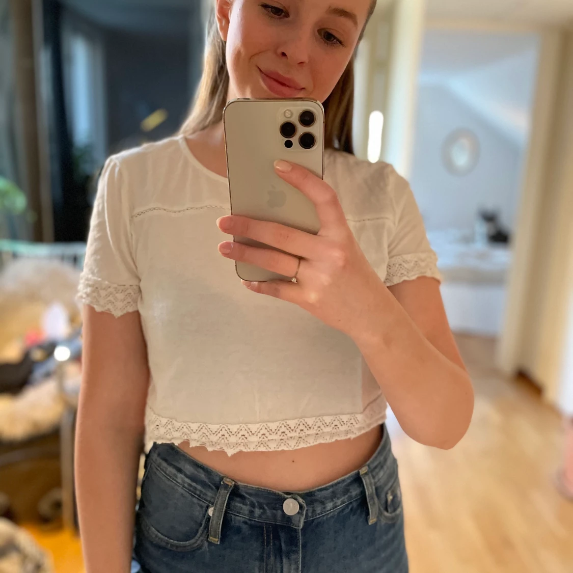 Croppad T-shirt med fina detaljer  - 90