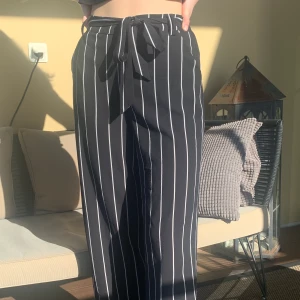 Ett par fina kostymbyxor - Dessa kostymbyxor är knappt använda och är därför i mycket bra skick! Dem är superfina och har snöre runt midjan. Dem är i ett skönt material! Köparen står för frakten💖