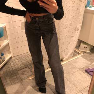 Mörkgråa jeans från Zara i modellen ”Jeans ZW Rremium 90s full length in sentinel black”. Höga i midjan. Använd max 3 gånger. Några cm avklippa då dem var för långa. Jag är 164cm ungefär. Går att klippa av själv då dem har rough ends, alltså inga sömmar längst ned. Slutsålda på Zaras hemsida