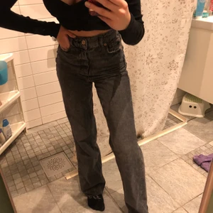 90s full length  - Mörkgråa jeans från Zara i modellen ”Jeans ZW Rremium 90s full length in sentinel black”. Höga i midjan. Använd max 3 gånger. Några cm avklippa då dem var för långa. Jag är 164cm ungefär. Går att klippa av själv då dem har rough ends, alltså inga sömmar längst ned. Slutsålda på Zaras hemsida
