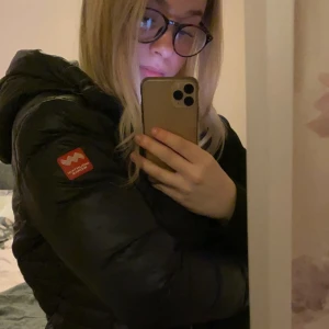 Mountain works dunjacka - Svårt att få den rättvis på bild..... En skön, lite tunnare dunjacka ifrån mountain works. På mig som är ca 165 går den ner till höfterna! Skulle säga att den är ganska liten i storleken så tror den passar XS-S galant! Har använt den flitigt under en period därav det billiga priset för detta märke. Har säkra fickor och även en special ficka för hörlurar.