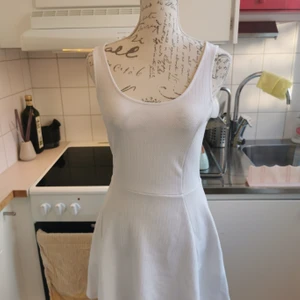 Söt enkel klänning i stl 38, fin till studenten och sommaren  - Söt sommarklänning i vitt från H&M Divided. Passar S-M beroende på hur man vill att den ska sitta, dockan är i medium. Klänning är använd fåtal gånger och är klart i nyskick. Superfin till studenten och sommarens varma dagar ☀️  Frakt tillkommer men går det jättebra att hämta upp den på Södermalm, lycka till :)