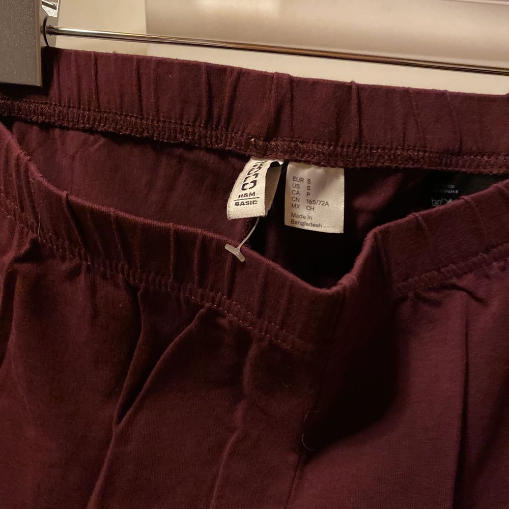 Vinröda tights som är helt oanvända! Säljes för 20kr, frakt tillkommer 💛. Jeans & Byxor.