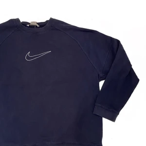 Vintage nike sweater mörkblå - Vintage nike sweater i mörkblå! Bud från 400, säljes direkt för 600 + frakt ⚡️