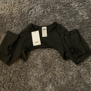 Gymshark vital seamless shrug  - En jättefin croppad top till träningen, tyvärr för liten på mig, helt oanvänd med lappen kvar🌸💗 frakt betalas av köparen