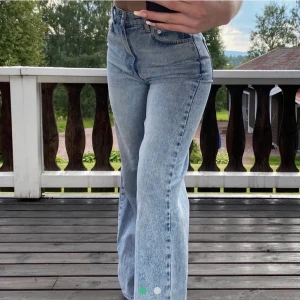 Jeans strl 36 - Inte mina bilder men säljer exakt samma jeans❣️ Ifrån gina i modellen idun i strl 36, jeansen har långa ben, spårbar frakt 66kr⚡️