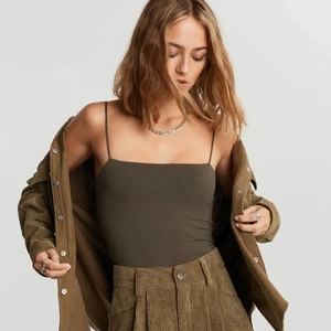 Spagetti tank top strl: S - Ett grönt linne från ginatricot som bara används ett fåtal gånger. Det är inget fel på det men jag säljer det eftersom jag vuxit ur det. Ord pris: 99kr