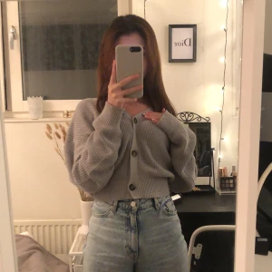 Stickad tröja  - Säljer en grå stickad tröja. Super skön och trendig! Säljer pga att den inte kommer till användning. Säljer billigt!! Skriv till mig privat för övriga frågor💕