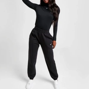Nike mjukisbyxor - Ett par helt oanvända mjukisbyxor ifrån Nike. De är köpta på jd sports för 480kr och är i storlek small. Byxan är lite snyggt oversized. Budgivning blir om det är flera intresserade.😍❣️