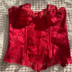 Korsett  - Den är i extremt bra skick och skulle nog säga att den är är i kupa mellan A TILL C kupa kan inte visa den på då jag har h kupa så den funkar inte för mig men den funkar nog på någon som har en liten D kupa också . OM FLER ÄR INTRESSERADE BLIR DET BUDGIVNING ❤️❤️